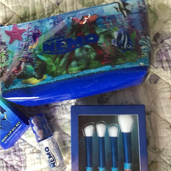 Finding Nemo Disney 17 pcs Set Makeup Revolution Eyeshadow lip oil brush bag New - Picture 8 of 14